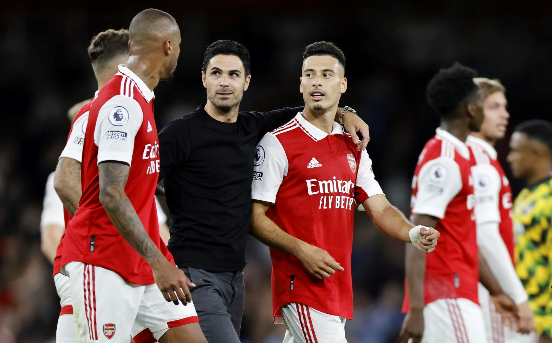 El entrenador del Arsenal, Mikel Artetan, con varios de sus jugadores