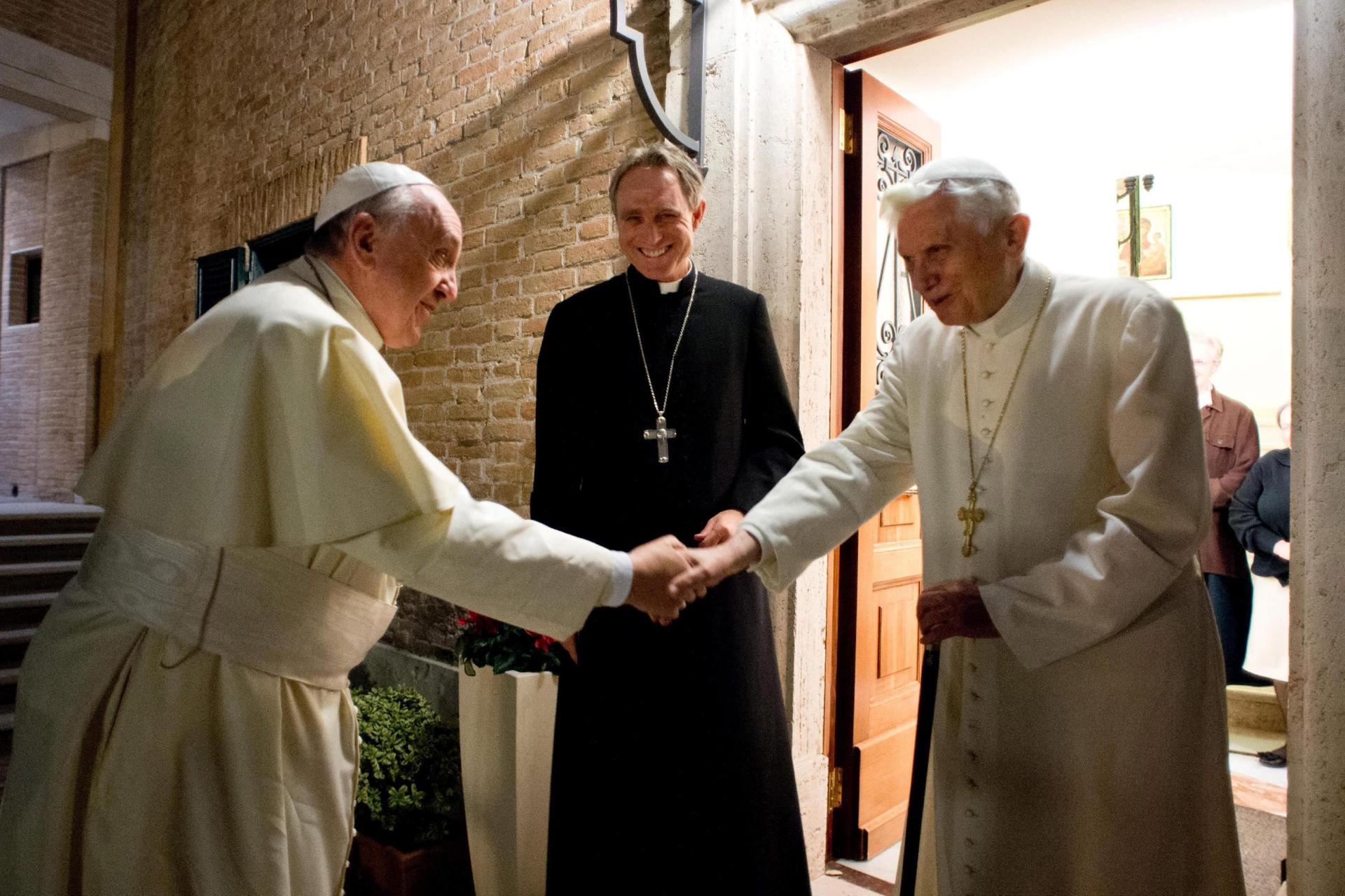 papa Francisco (i), saludando a su predecesor, el papa emérito Benedicto XVI