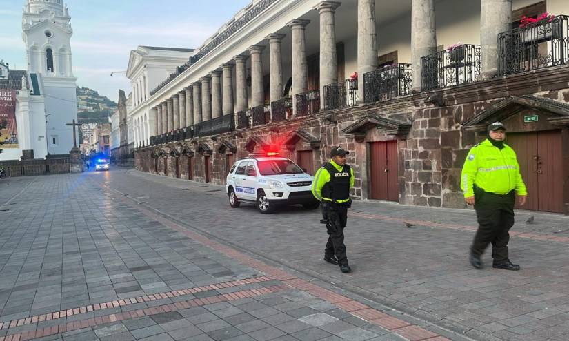 El Palacio de Carondelet amaneció custodiado por la Policía tras la alerta de una supuesta bomba. Cortesía.