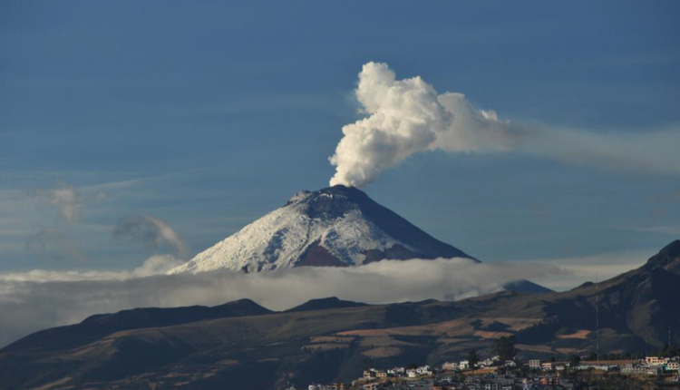 El volcán Cotopaxi emite columnas de vapor y gases de hasta 700 metros de altura, según el Instituto Geofísico.