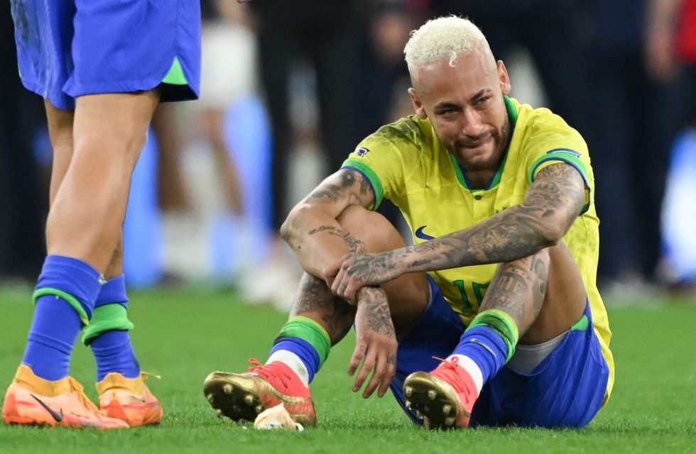 El jugador brasileño Neymar Jr. lloró de manera desconsolada tras la eliminación de su selección en el Mundial de Qatar 2022..jpg