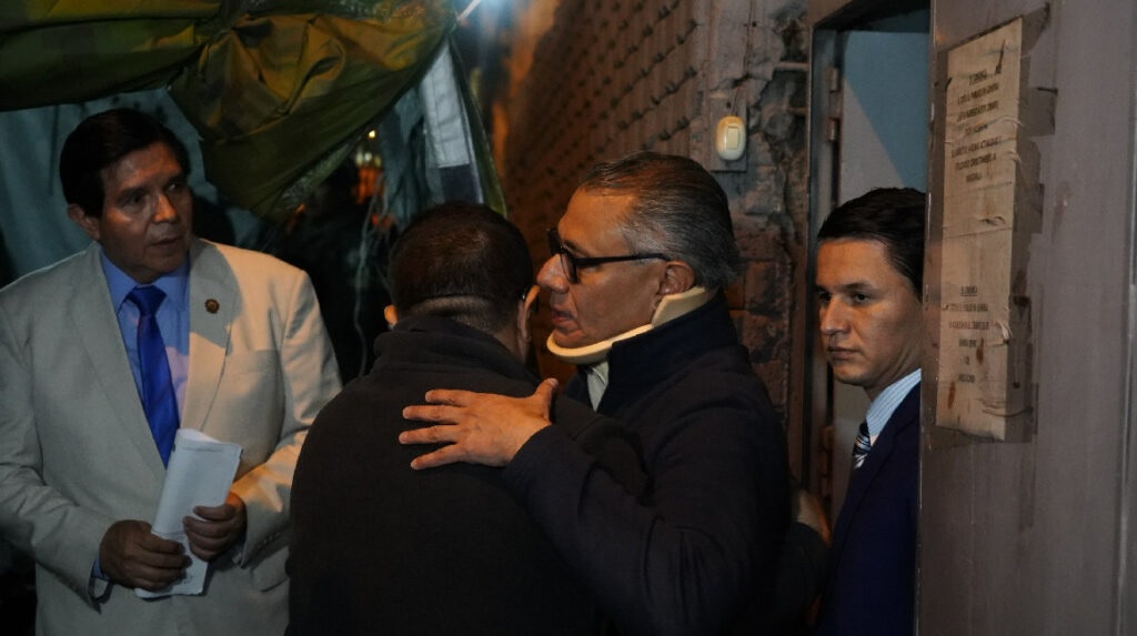 El día en que Jorge Glas salió de la cárcel 4 de Quito portaba un cuello ortopédico.