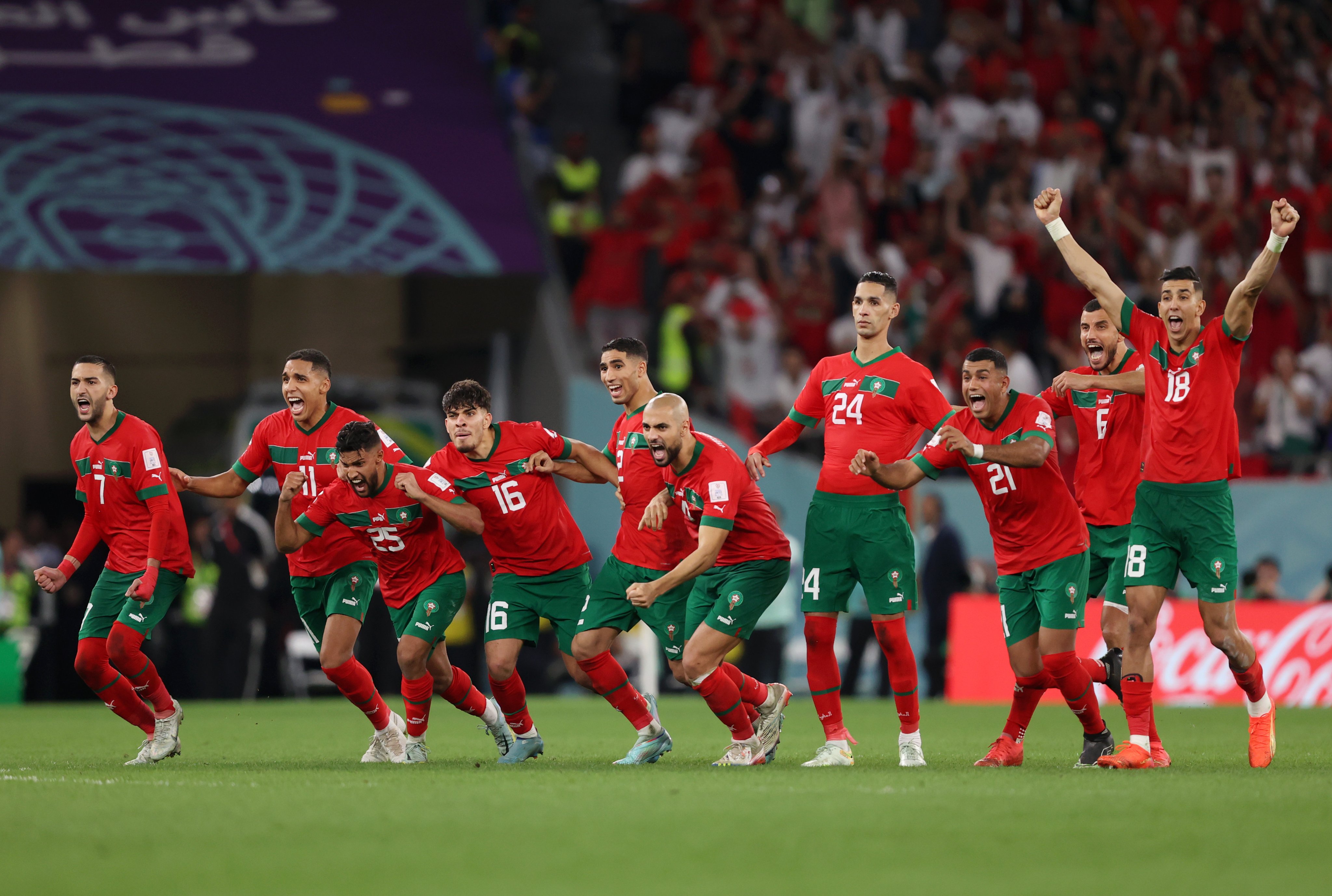 Jugadores de la selección de fútbol de Marruecos festejan la clasificación a cuartos de final en el Mundial de Qatar.jpeg