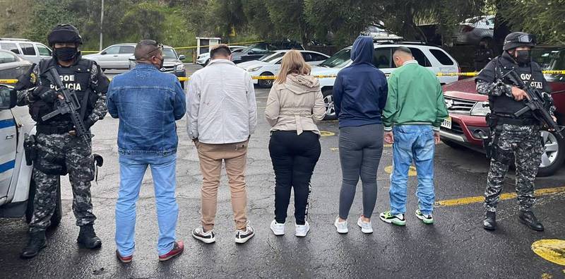 Los sospechosos fueron detenidos durante un operativo realizado en el Ministerio de Defensa, en Quito.