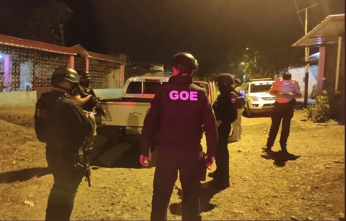 Agentes policiales investigan el ataque a balas contra varias personas que dejó cinco fallecidos en Yaguachi, provincia del Guayas.