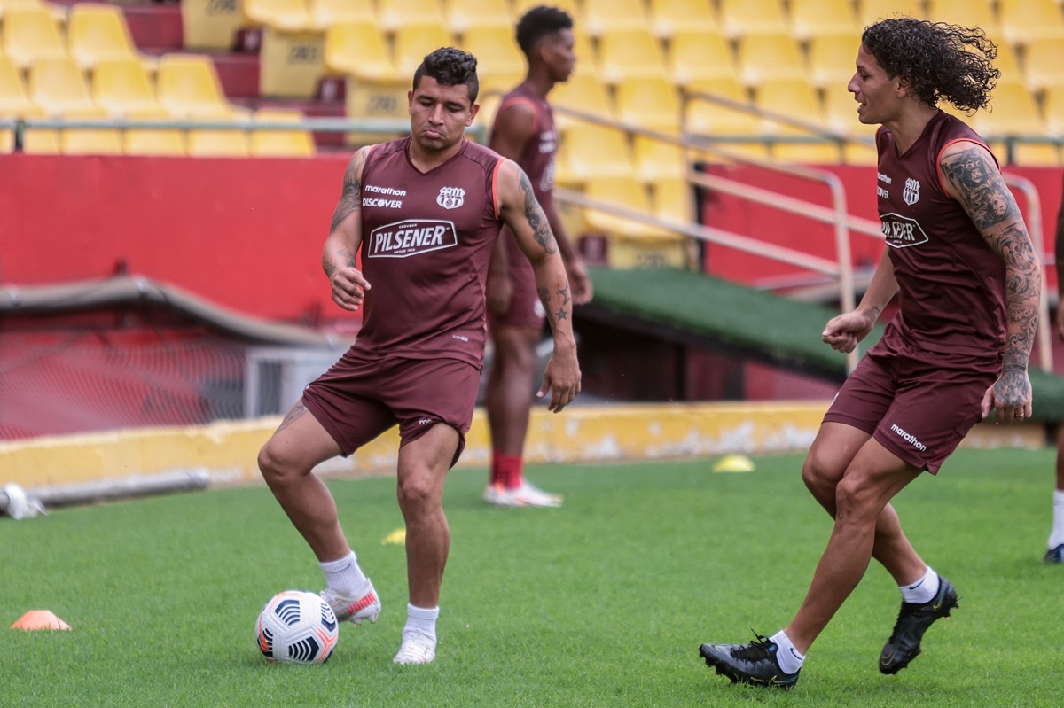 Mario Pineida (izq.) junto a William Rivero se unieron a la pretemporada 2023 de Barcelona en el estadio Monumental.