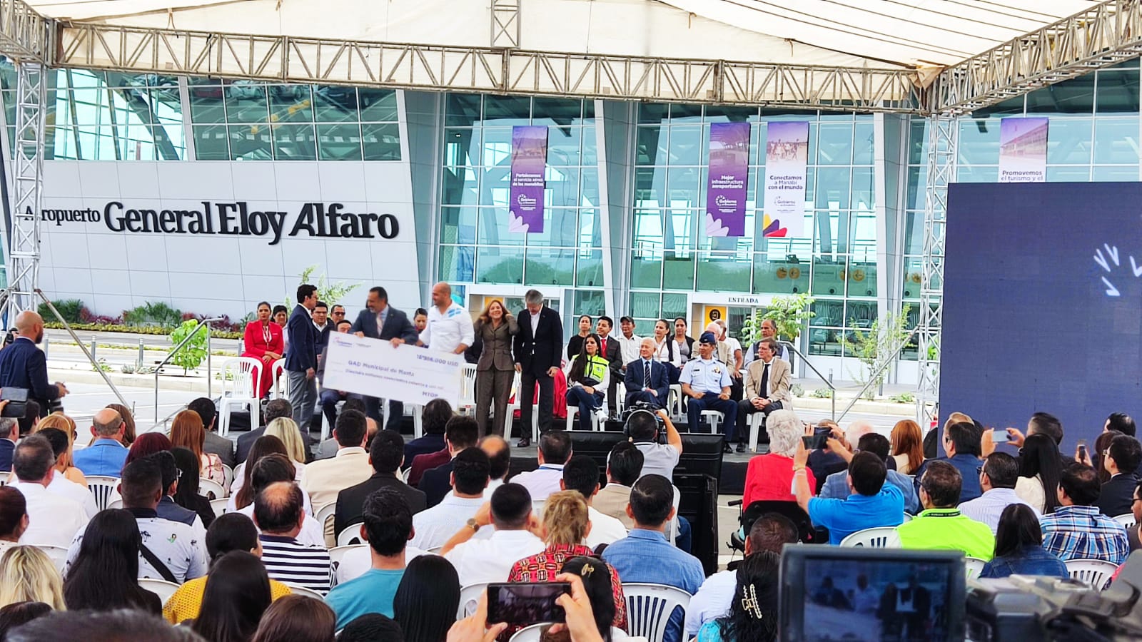 El presidente de la República Guillermo Lasso entregó la nueva terminal del aeropuerto Eloy Alfaro de Manta.