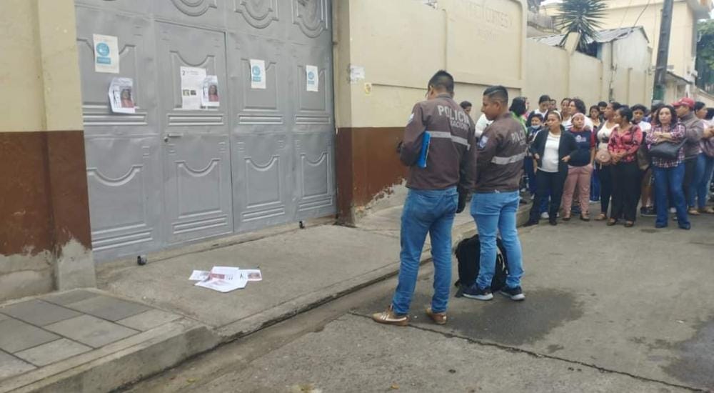 Policías llegan a escuela en Quevedo por amenazas a una maestra.