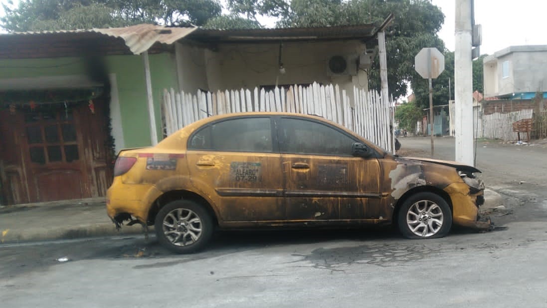 Quemaron un taxi Portoviejo Javier Pincay