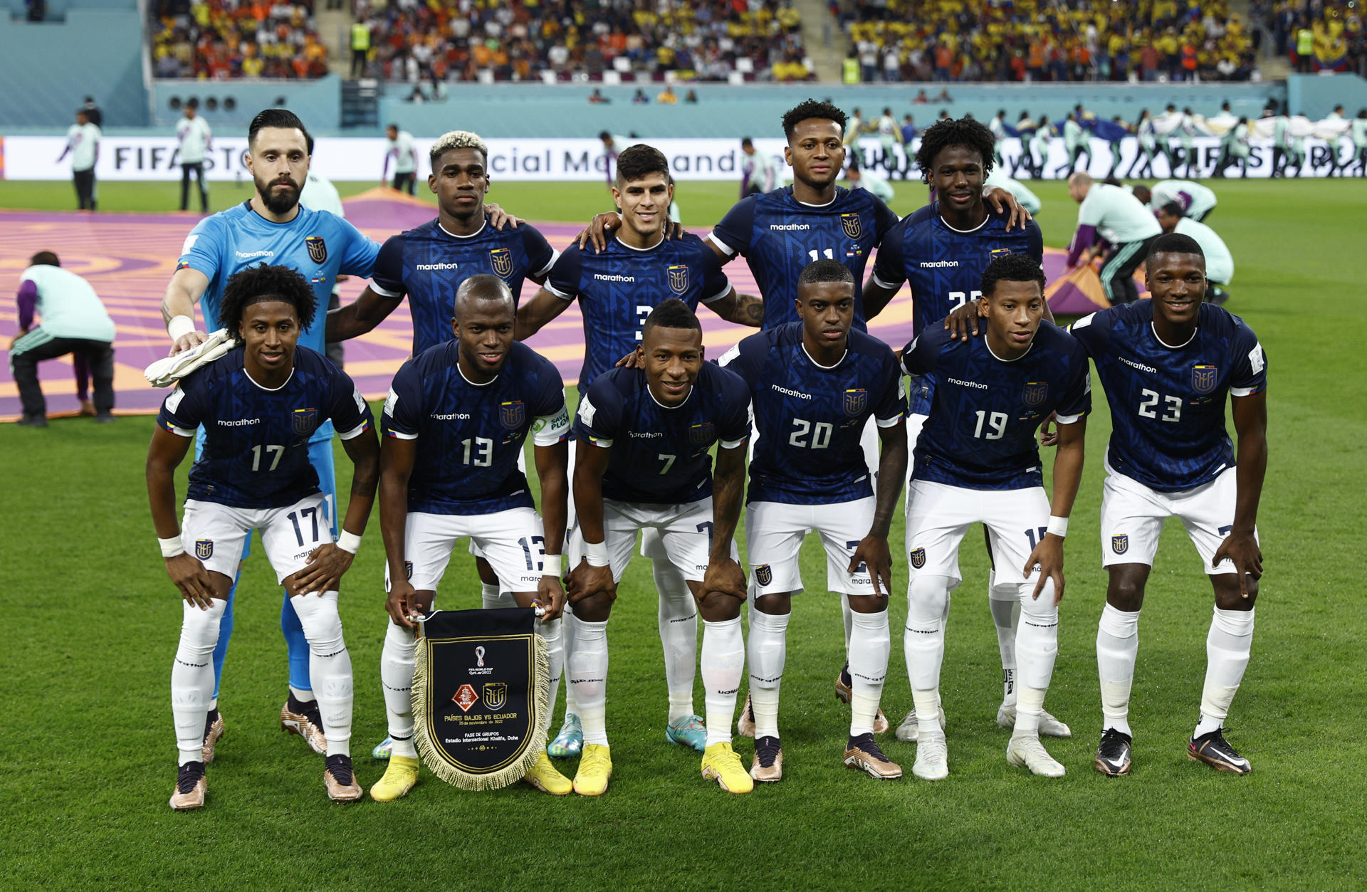 GR5010. DOHA (CATAR), 25/11/2022.- Jugadores de Ecuador posan hoy, en un partido de la fase de grupos del Mundial de Fútbol Qatar 2022 entre Países Bajos y Ecuador en el estadio Internacional Jalifa en Doha (Catar). EFE/Rodrigo Jiménez