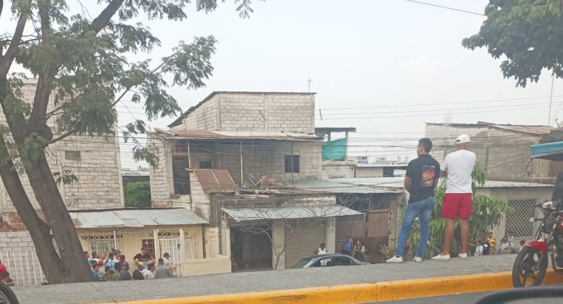 Decenas de personas se aglomeraron en el lugar donde quedó el cadáver de la mujer.