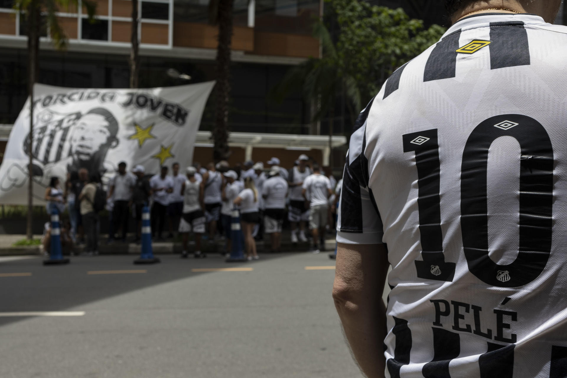 Hinchas piden por la salud de Pelé