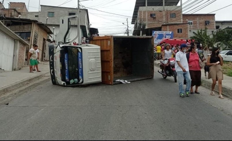 Camión se volcó en Manta