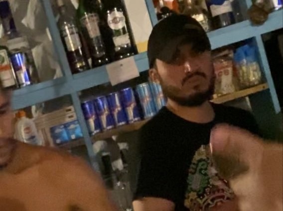 Germán Cáceres trabajando en un bar en la playa Palomino en Colombia