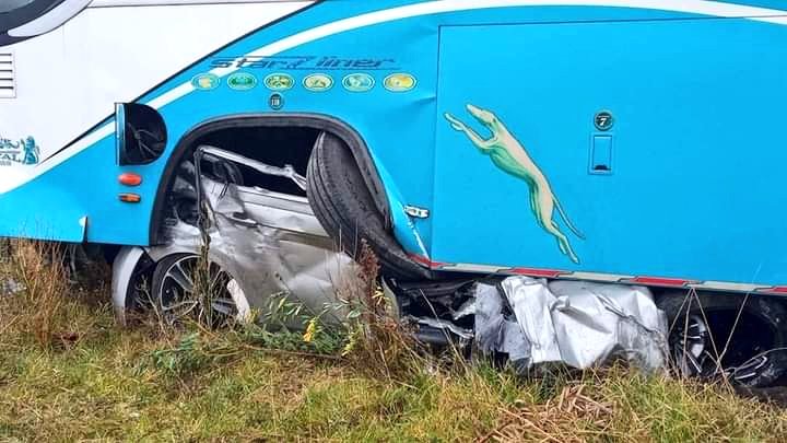 Un auto quedó debajo de un bus de pasajeros luego de impactarse de manera frontal.