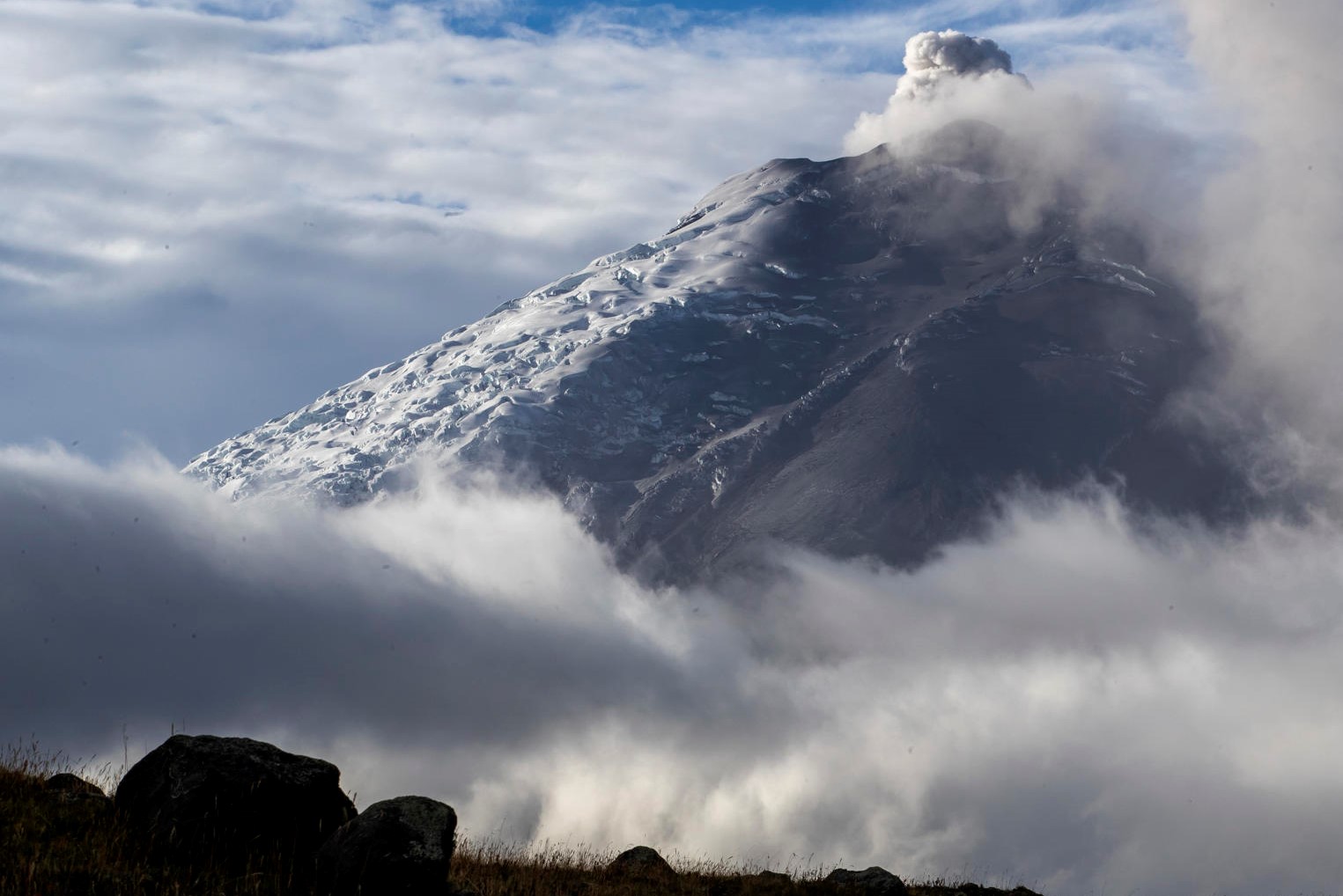 Alerta de caída de ceniza en Ecuador en zonas cercanas a dos volcanes