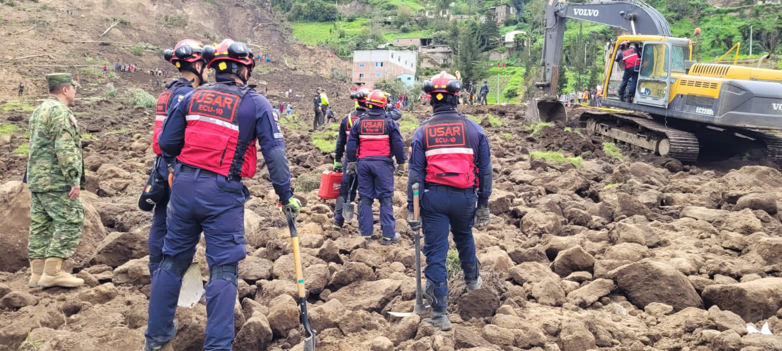 Marina Castro llegó a la zona cero de Alausí llorando este miércoles 29 de marzo del 2023. Ella aseguró que su hermano llamó para que lo rescaten