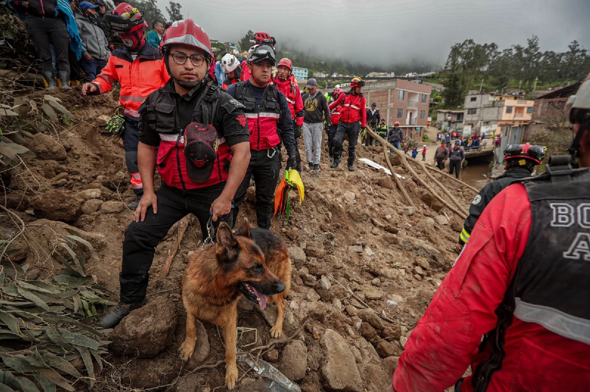 Bomberos de cuatro ciudades del país rescataron el cuerpo de una niña, de tres años, en Alausí.