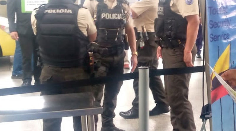 Agentes policiales llegaron al chifa luego que tres ladrones asaltaran a los clientes