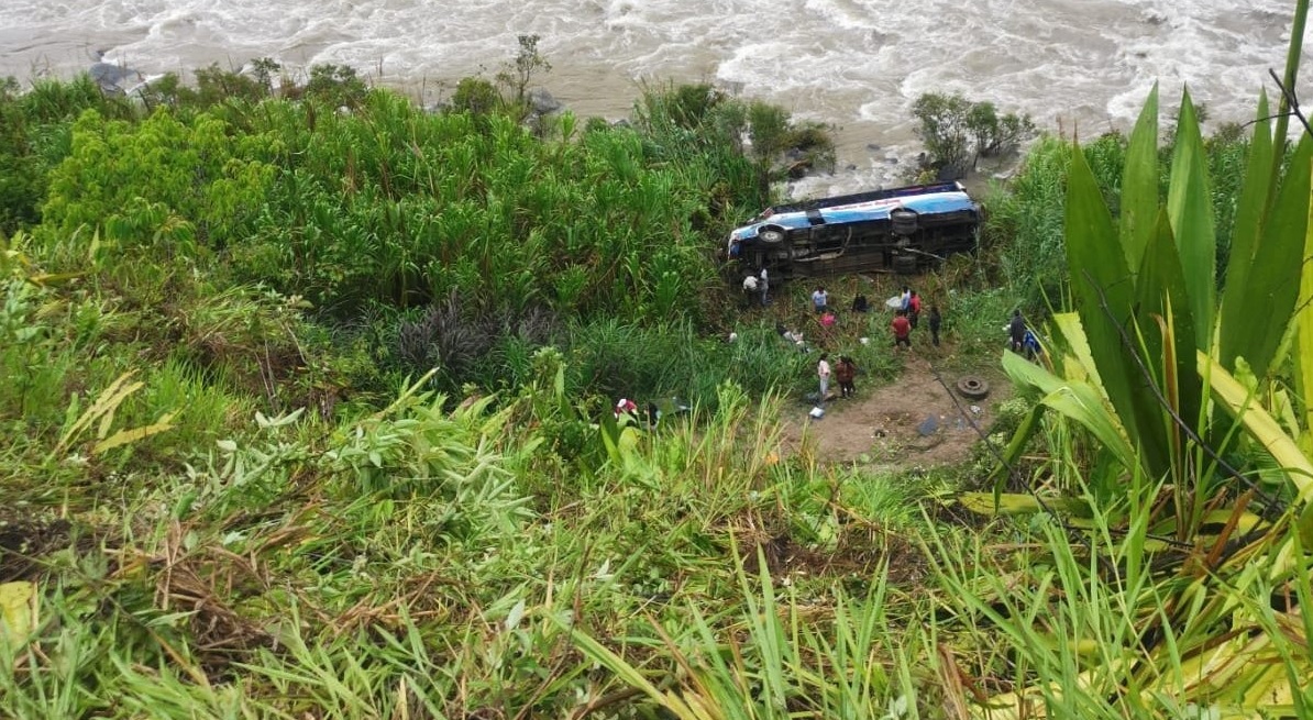 Una fallecida y diez heridos luego que bus cayera por un barranco