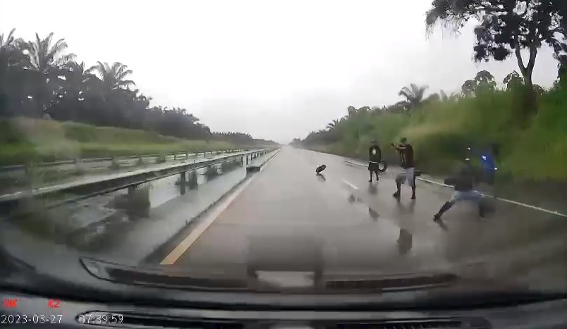 Un grupo de al menos cuatro asaltantes quedó grabado por la cámara de un vehículo durante un intento frustrado de asalto.