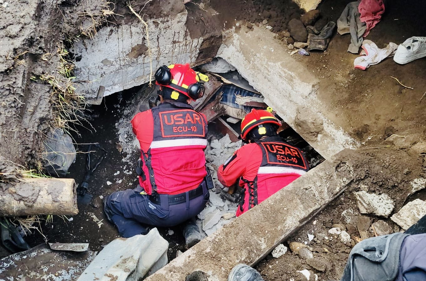 Una grabación muestra el rescate de una mujer con vida en medio de los escobmros de una vivienda en Alausí.