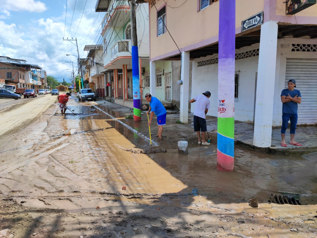 Vecinos del barrio San Felipe de Chone se organizaron para limpiar las calles de su sector.