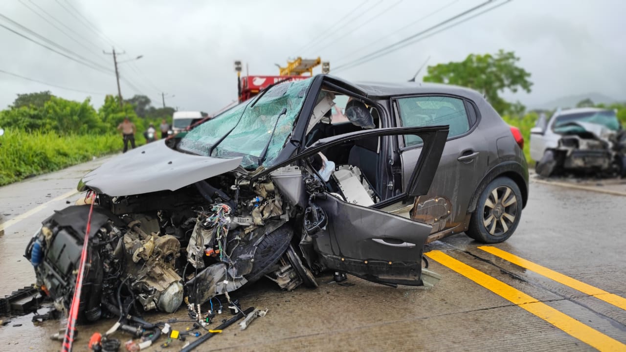 Producto del choque frontal a uno de los vehículos se le desprendió el motor. Ambos quedaron destruidos.