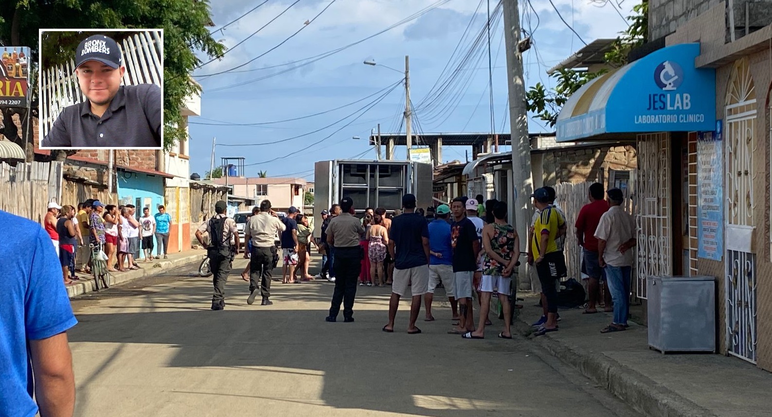 En medio de la calle quedó el cuerpo de Freddy Catagua, quien fue asesinado de varios disparos en la parroquia Leonidas Proaño de Montecristi