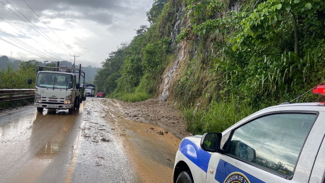 Agentes de la CTE retiran los vehículos que se encuentran en la via que fue cerrada al tránsito vehicular debido a las lluvias.