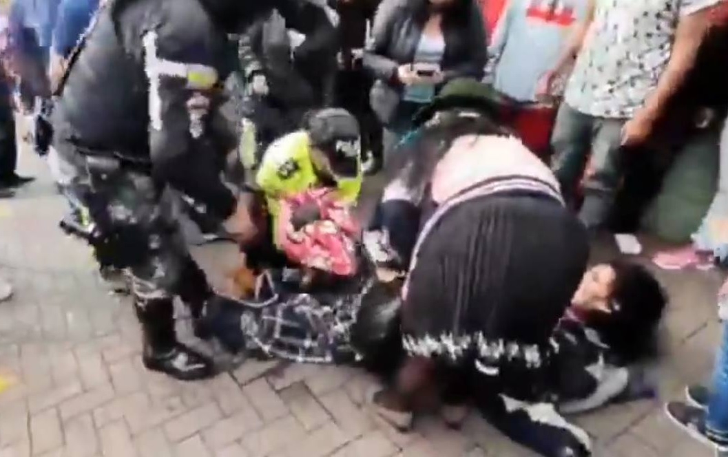 Una captura del video donde se ve a la mujer que da a luz en medio de la calle en Quito.