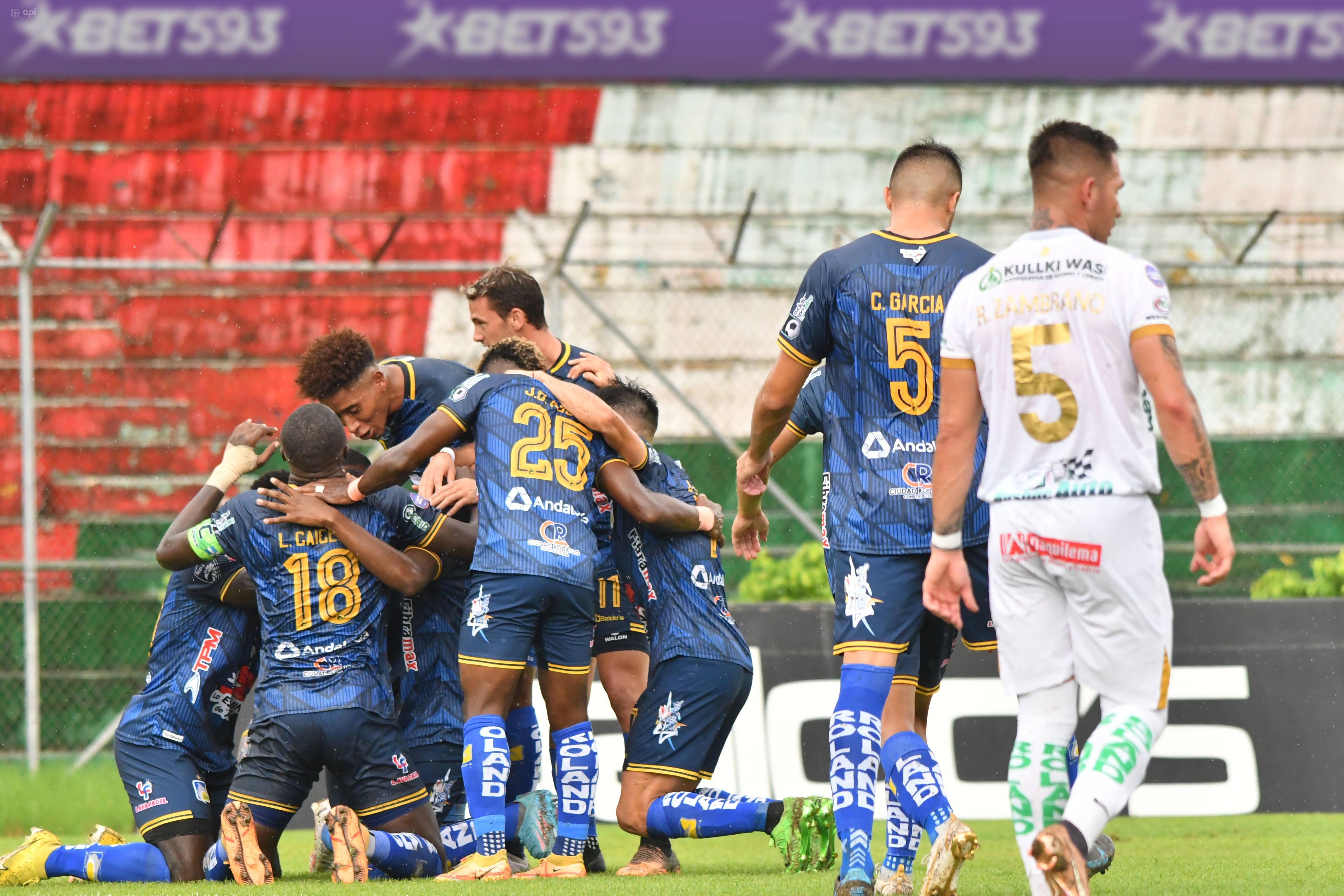 En una tarde con presencia de lluvia Delfín goleó a Mushuc Runa, en el estadio Reales Tamarindos, de Portoviejo.