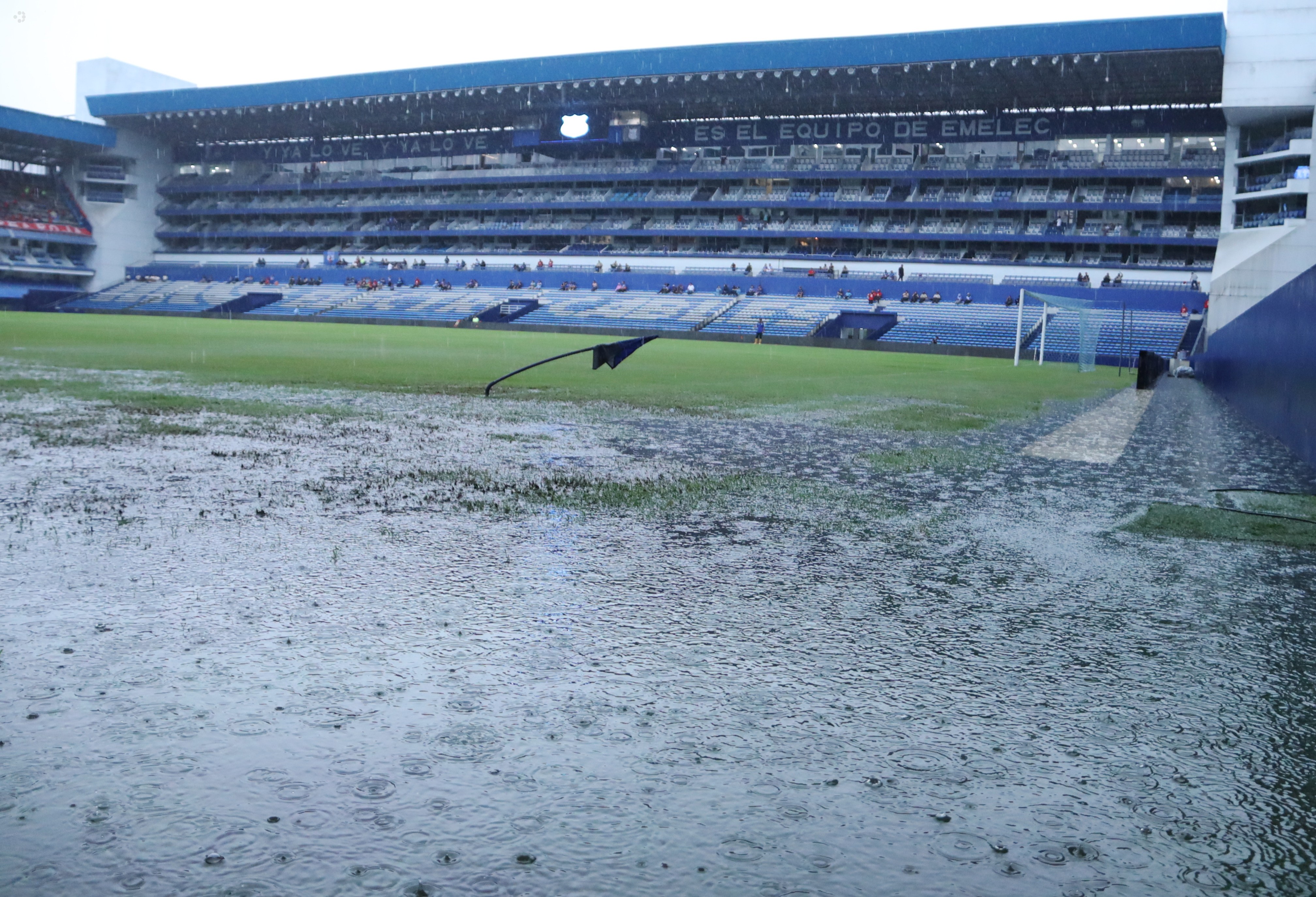 La fuerte lluvia que cae sobre Guayaquil ha obligado a postergar el partido entre Emelec y El Nacional.