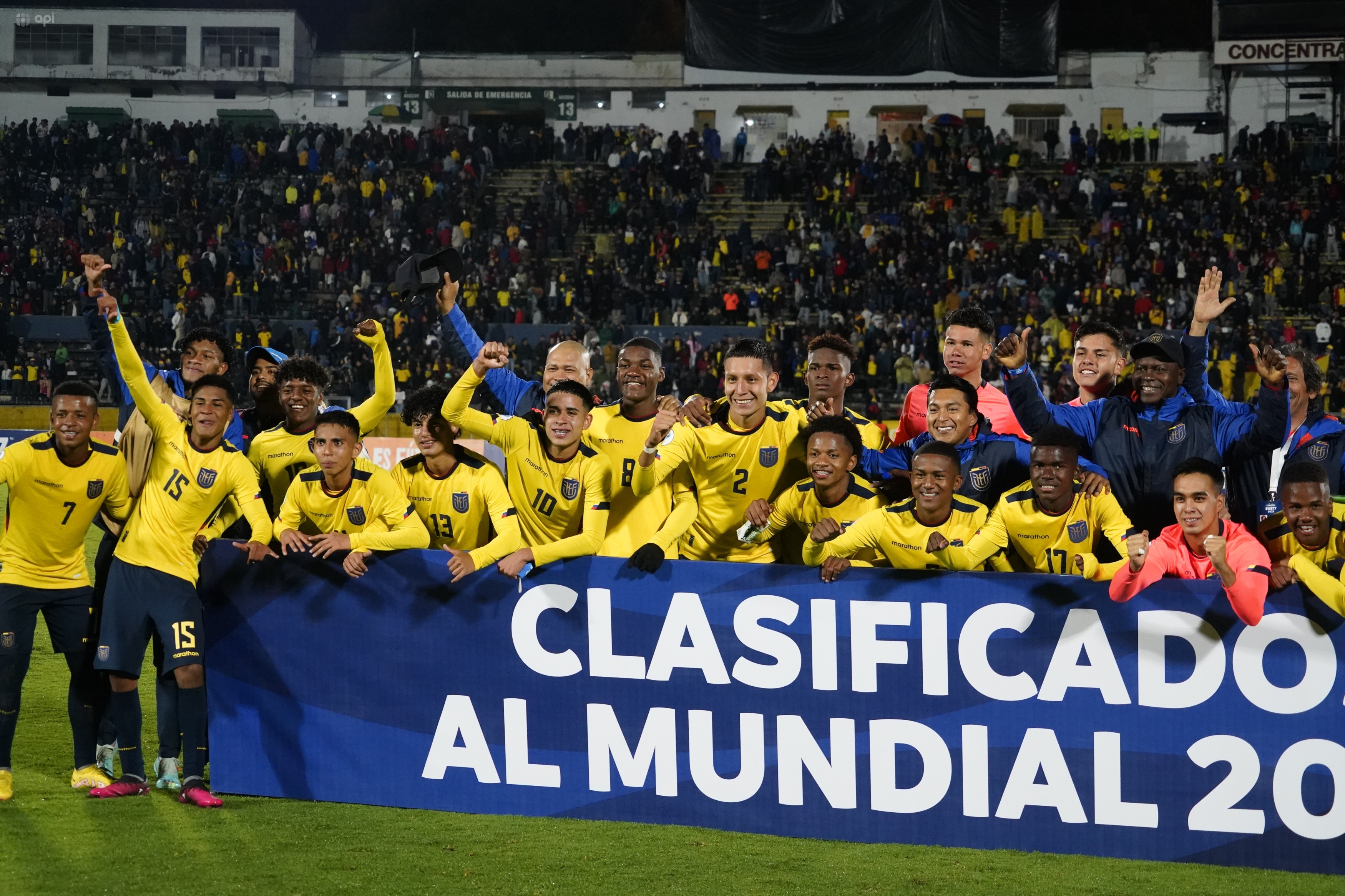 Jugadores de la selección Sub 17 celebrando la clasificación al Mundial de dicha categoría.