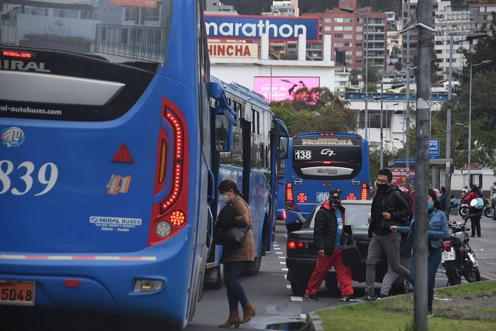 Dos sospechosos del asalto a los pasajeros de un bus urbano ocurrido en la avenida Simón Bolívar, en Quito, quedaron libres.