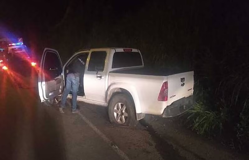 La camioneta en la que se movilizaba la víctima fue encontrada con las llantas desinfladas.