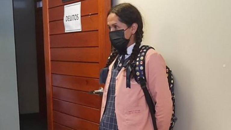 La Policía detuvo a una falsa colegiala dentro de una institución educativa. Tenía uniforme y hasta trenzas.