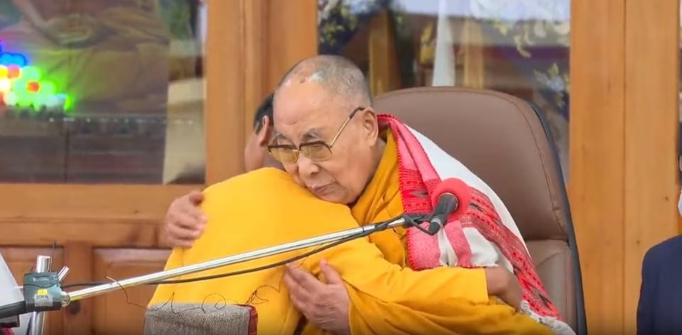 Previo al beso que Dalái Lama le dio al niño hubo un abrazo entre ambos.