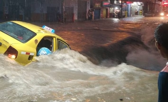 El taxista Douglas Marcillo se encuentra desaparecido luego que cayera a una corriente de agua en el sector El Fortín de Guayaquil.