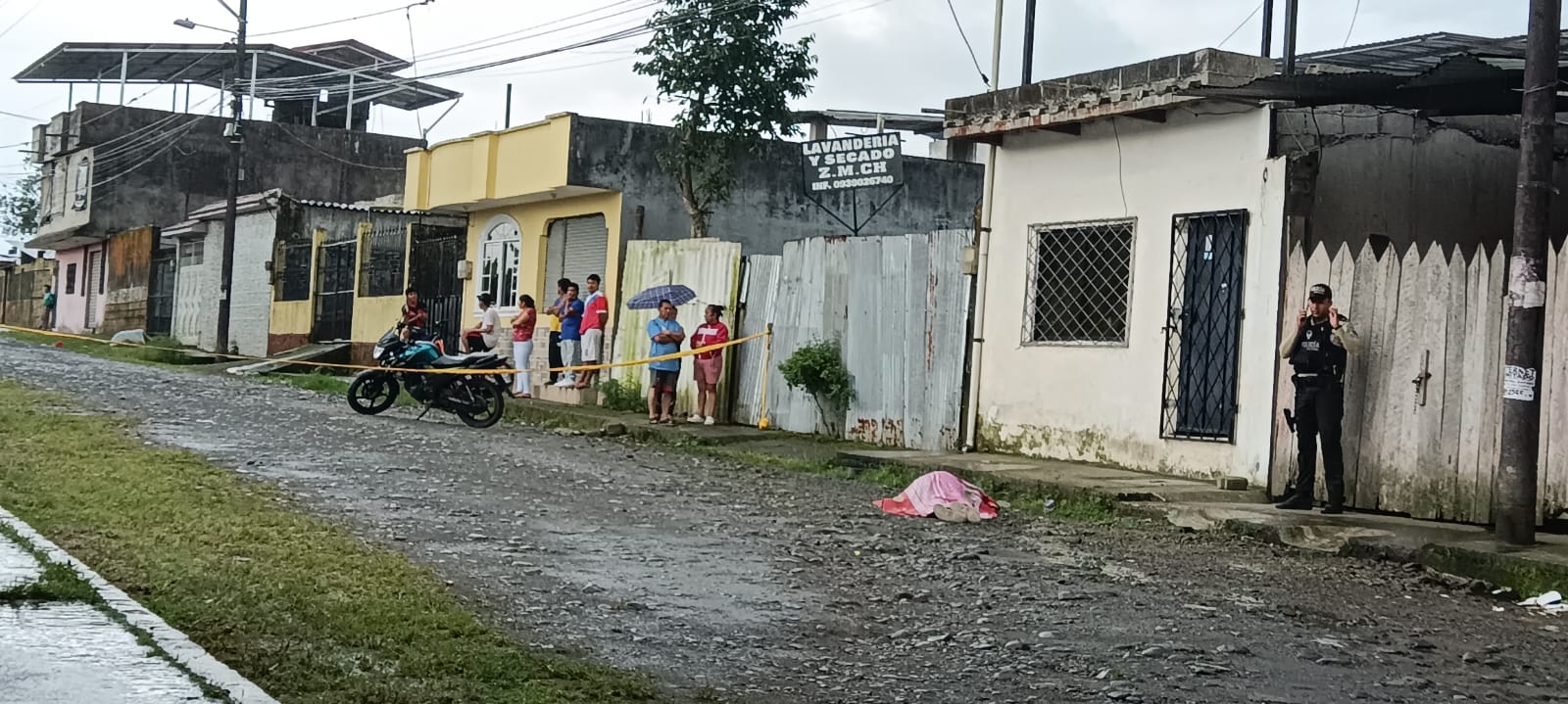 Un hombre estaba reunido con varios amigos afuera de una vivienda, donde llegaron varios hombres y lo mataron.