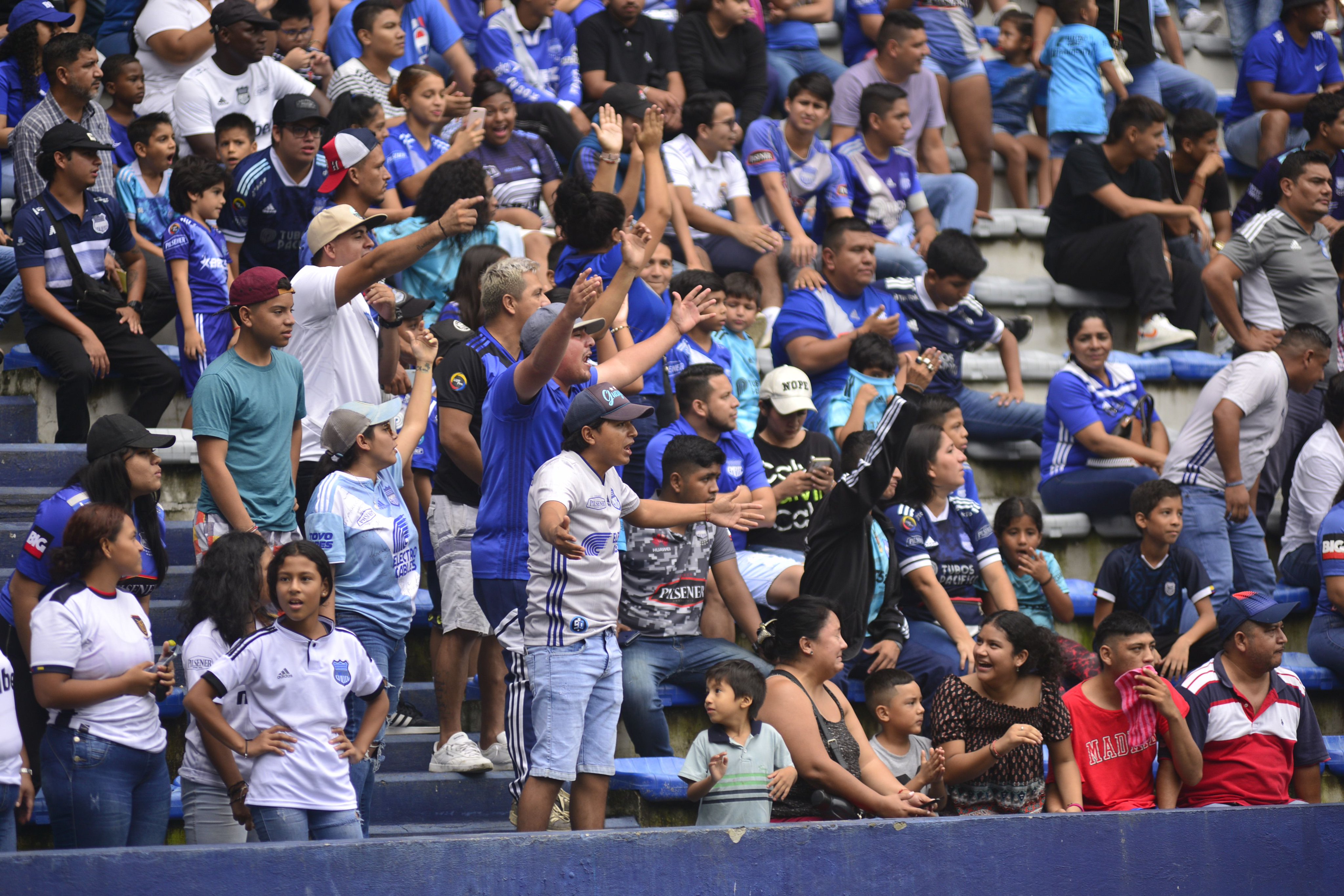 Hinchas de Emelec arremetieron con insultos y lanzamientos de objetos contra jugadores por el mal momento del equipo. (Foto El Universo)