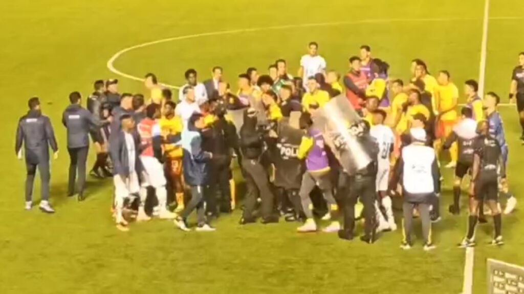 Una fuerte pelea se registró entre jugadores de Aucas y Guayaquil City, luego del triunfo del equipo quiteño.