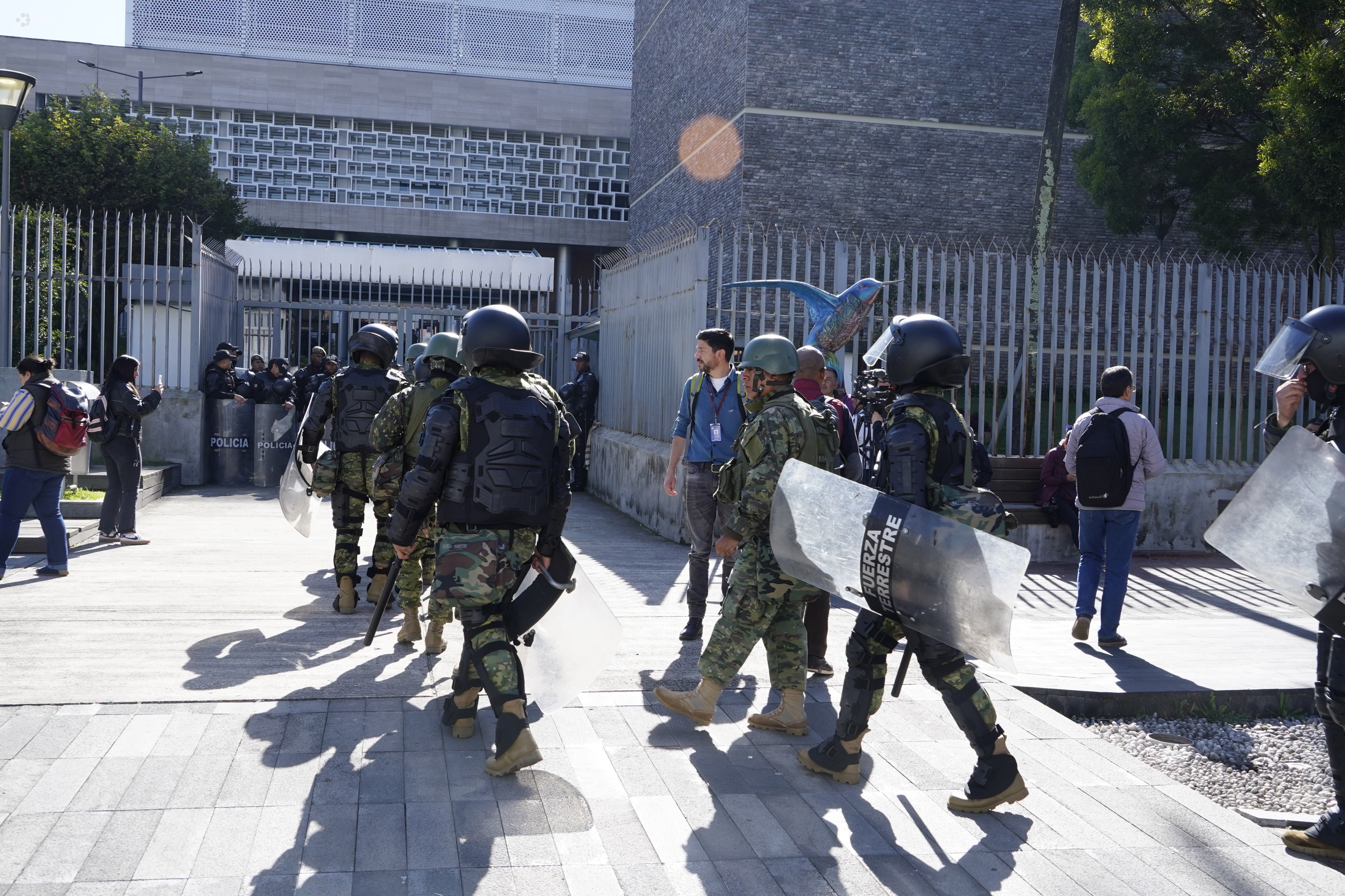 Miembros de la Policía Nacional y Militares custodian la Asamblea Nacional en Quito.