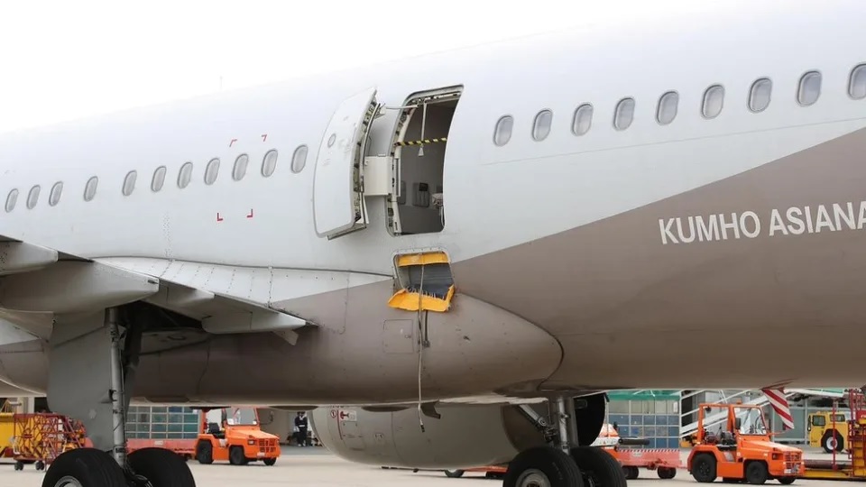 El avión sufrió graves daños en la puerta y en una parte del fuselaje informaron las autoridades.