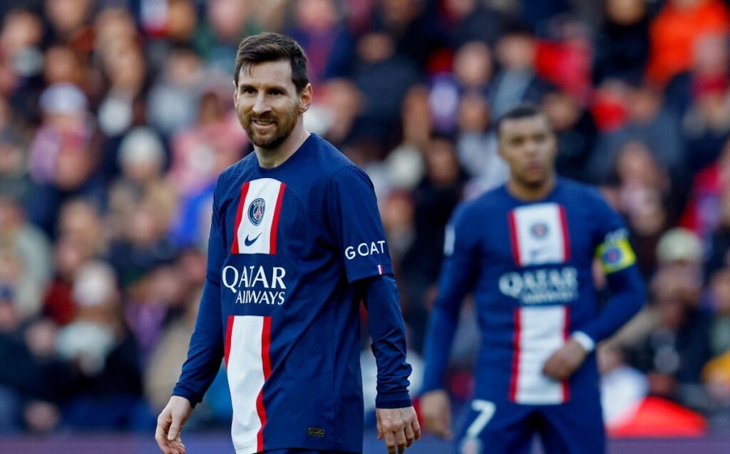 A menos de dos años de llegar al PSG, el argentino Lionel Messi podría salir por la puerta de atrás del club francés.