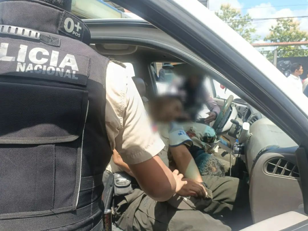 Delincuentes a bordo de un auto Kia color gris dispararon contra uniformados que patrullaban en el cantón la Troncal, provincia de Cañar.