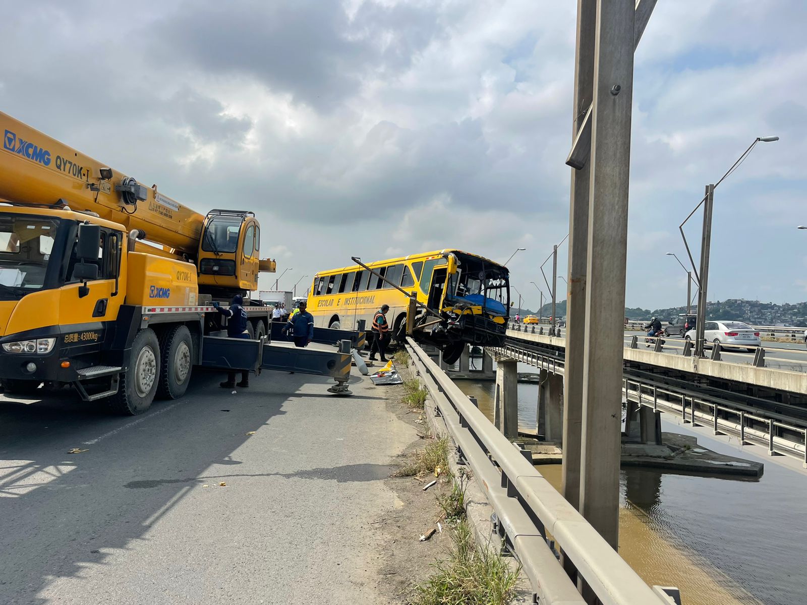 Un bus de transporte escolar sufrió un grave accidente de tránsito. Esto ocurrió en Guayaquil, provincia del Guayas.