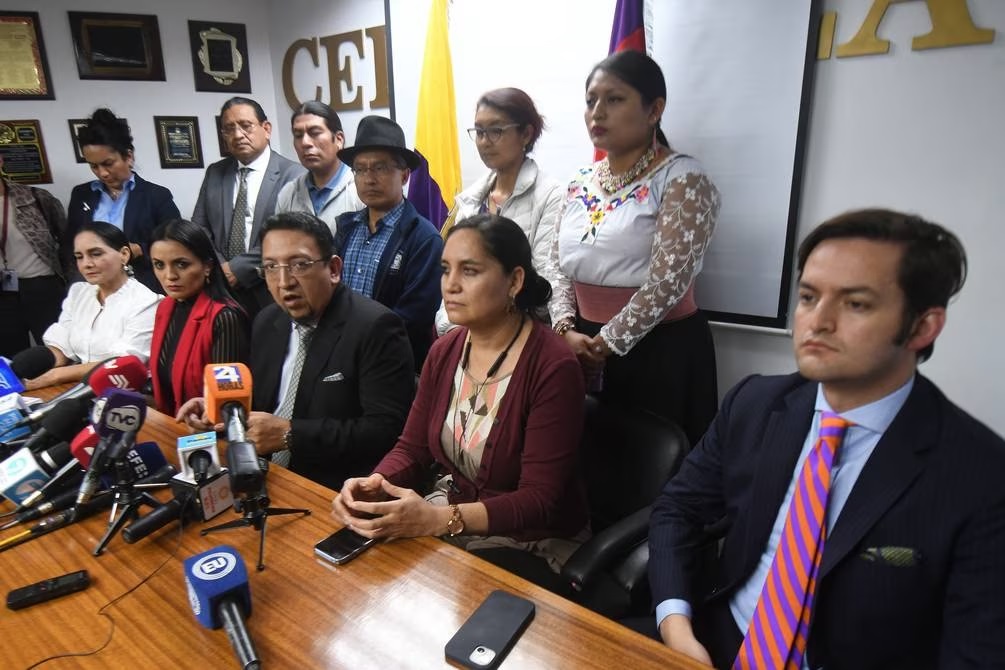 Virgilio Saquicela expresidente de la Asamblea Nacional durante la rueda de prensa. (Foto El Universo)