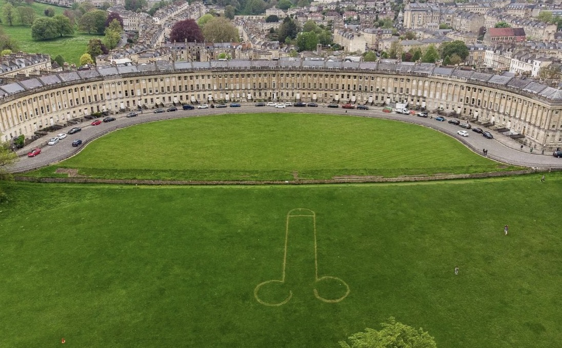 Pene gigante en la coronación del rey