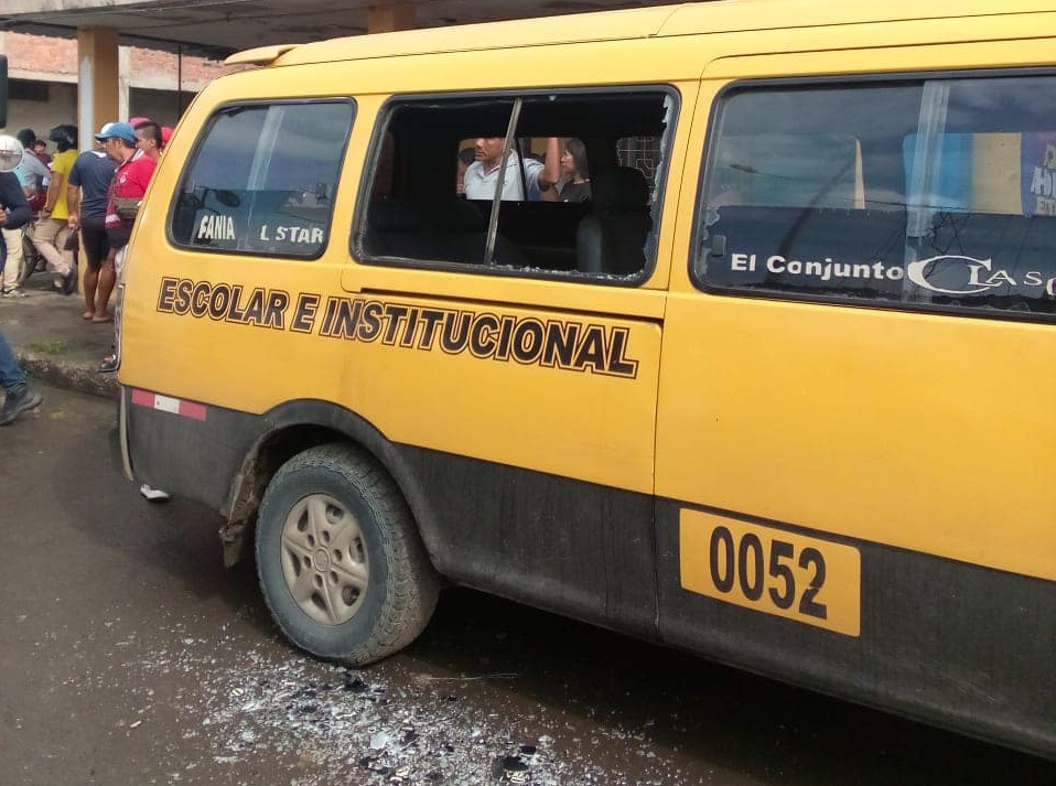 Balean a hombre que conducía una furgoneta escolar